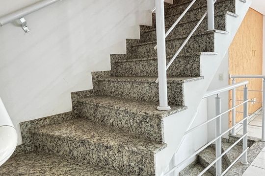 Escada de casa para alugar com 2 quartos, 113m² em Vila Assunção, Santo André