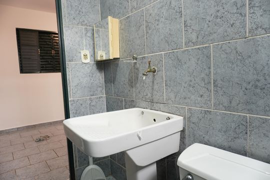 Banheiro de kitnet/studio para alugar com 1 quarto, 30m² em Jardim Lutfalla, São Carlos
