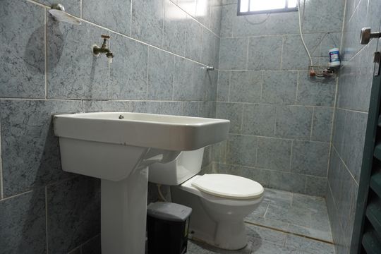 Banheiro de kitnet/studio para alugar com 1 quarto, 30m² em Jardim Lutfalla, São Carlos