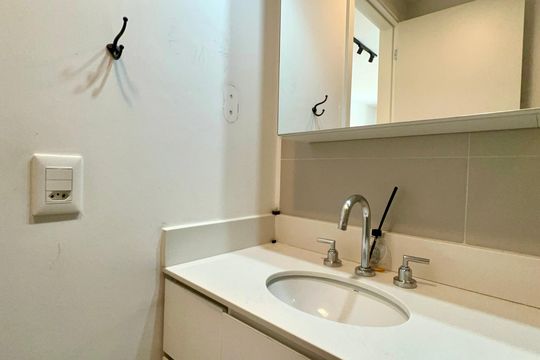 Banheiro de kitnet/studio à venda com 1 quarto, 25m² em Pinheiros, São Paulo