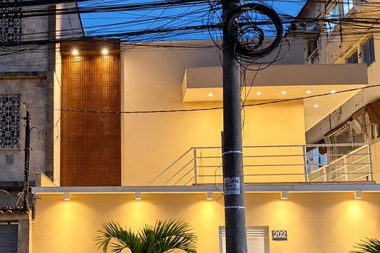 Fachada com iluminação noturna de kitnet/studio para alugar com 1 quarto, 22m² em Penha, Rio de Janeiro