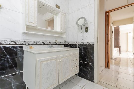 Banheiro social de apartamento para alugar com 3 quartos, 116m² em Vila Nova Conceição, São Paulo