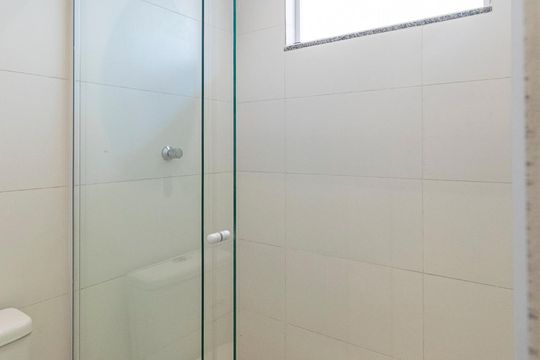 Banheiro de kitnet/studio para alugar com 1 quarto, 22m² em Penha, Rio de Janeiro
