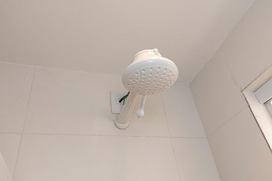 Banheiro de kitnet/studio para alugar com 1 quarto, 22m² em Penha, Rio de Janeiro