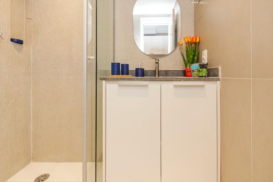 Banheiro de kitnet/studio para alugar com 1 quarto, 24m² em Vila Cordeiro, São Paulo