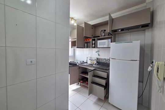 Cozinha de apartamento para alugar com 2 quartos, 60m² em Nova Mirim, Praia Grande