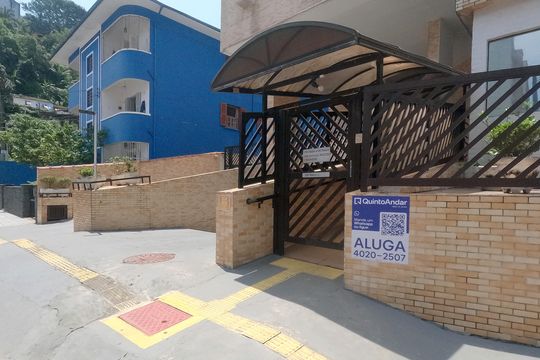 Fachada | Adesivo/Placa Quintoandar instalado  de apartamento para alugar com 1 quarto, 65m² em Morro José Menino, Santos