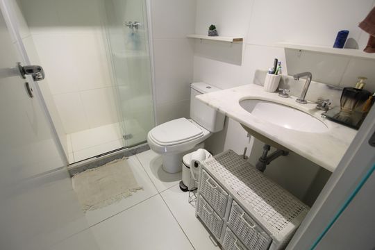 Banheiro Social de apartamento para alugar com 2 quartos, 77m² em Barra Olímpica, Rio de Janeiro