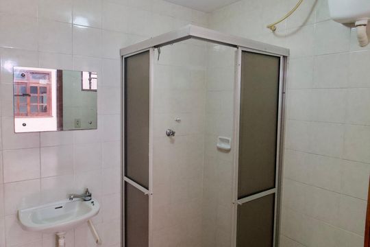 Banheiro externo de casa à venda com 4 quartos, 266m² em Cajuru, Curitiba