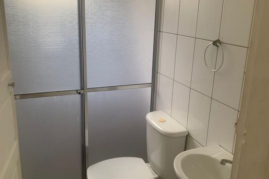 Banheiro de casa para alugar com 1 quarto, 40m² em Vila Invernada, São Paulo