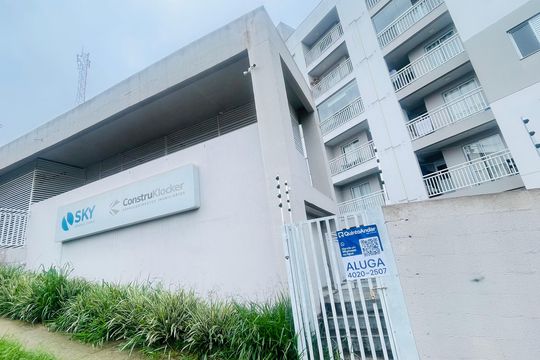 Fachada com placa instalada de apartamento para alugar com 2 quartos, 47m² em Jardim Pioneira, Cotia