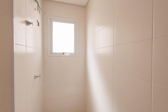 Banheiro de apartamento para alugar com 2 quartos, 52m² em Jardim Ana Rosa, Taubaté