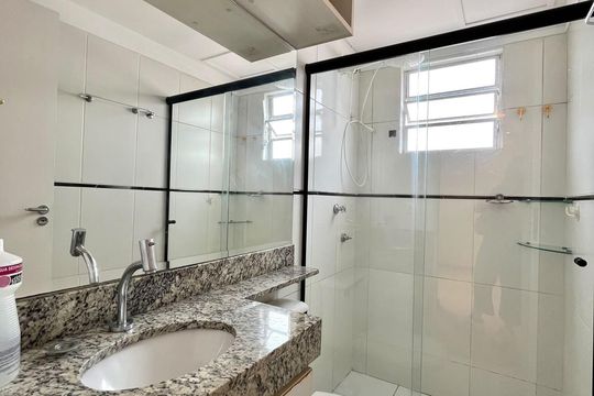 Banheiro de apartamento à venda com 2 quartos, 50m² em Jardim Nova Europa, Campinas