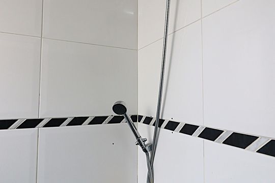 Banheiro de casa de condomínio à venda com 2 quartos, 96m² em Parque Santa Fé, Porto Alegre