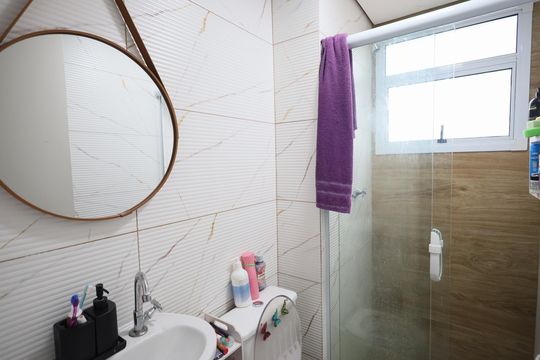 Banheiro de apartamento à venda com 2 quartos, 49m² em Vila Yolanda, Osasco