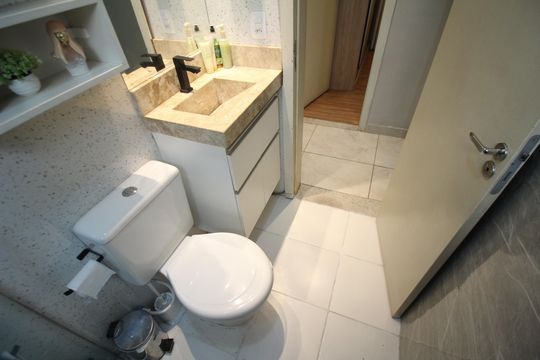 Banheiro de apartamento à venda com 2 quartos, 46m² em Vila Magnesita, Belo Horizonte