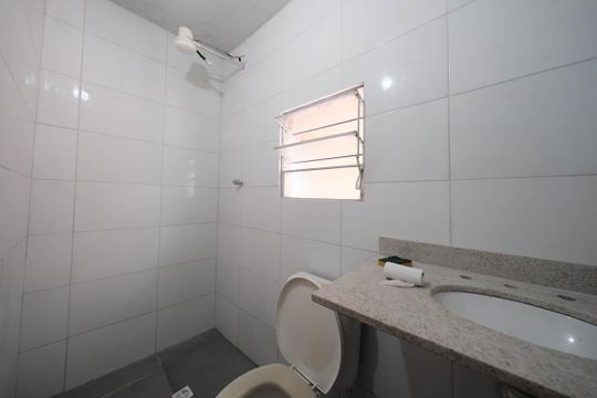 Banheiro de casa para alugar com 2 quartos, 70m² em Vila Buenos Aires, São Paulo