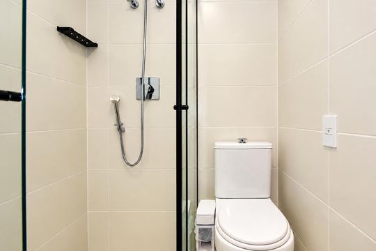 Banheiro de kitnet/studio à venda com 1 quarto, 29m² em Pinheiros, São Paulo