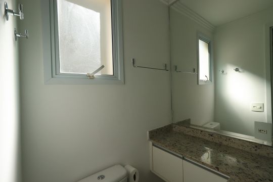 Banheiro da Suíte de apartamento para alugar com 2 quartos, 64m² em Vila Assunção, Santo André
