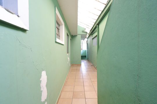 Corredor externo de casa para alugar com 2 quartos, 160m² em Jardim Regis, São Paulo