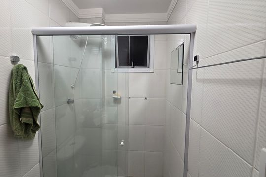 Banheiro de apartamento para alugar com 2 quartos, 62m² em Guilhermina, Praia Grande