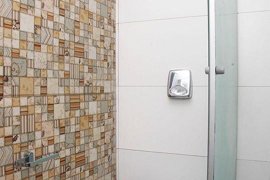 Banheiro de kitnet/studio para alugar com 1 quarto, 30m² em Centro Histórico, Porto Alegre