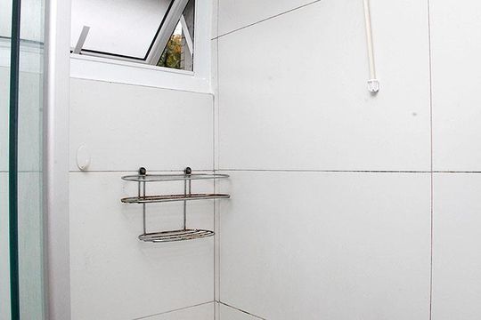 Banheiro de kitnet/studio para alugar com 1 quarto, 30m² em Centro Histórico, Porto Alegre