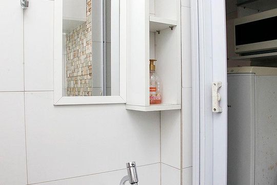 Banheiro de kitnet/studio para alugar com 1 quarto, 30m² em Centro Histórico, Porto Alegre