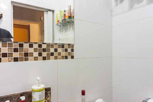 Banheiro de casa para alugar com 2 quartos, 180m² em Iapi, Osasco