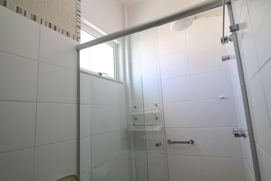 Banheiro Social de casa de condomínio para alugar com 4 quartos, 350m² em Granja Marileusa, Uberlândia