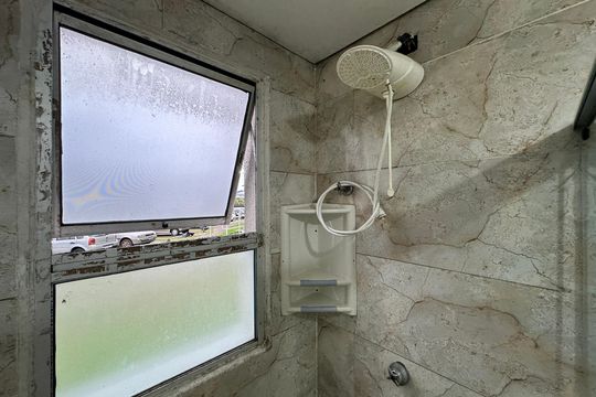 Banheiro de apartamento para alugar com 2 quartos, 61m² em Parque Sao Vicente, São Vicente