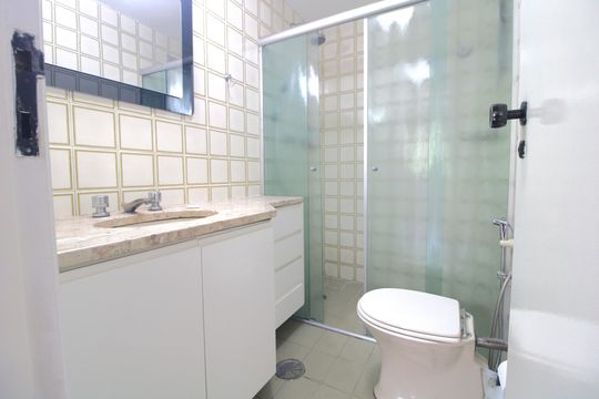 Banheiro comum de apartamento à venda com 3 quartos, 108m² em Jardim Marajoara, São Paulo