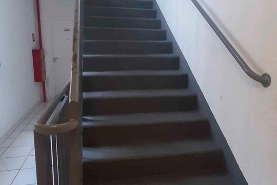 Escada de apartamento para alugar com 2 quartos, 40m² em São Pedro, Osasco