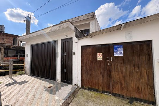 Fachada + plaquinha FADD-434 de casa à venda com 2 quartos, 170m² em Vila Marina, Santo André