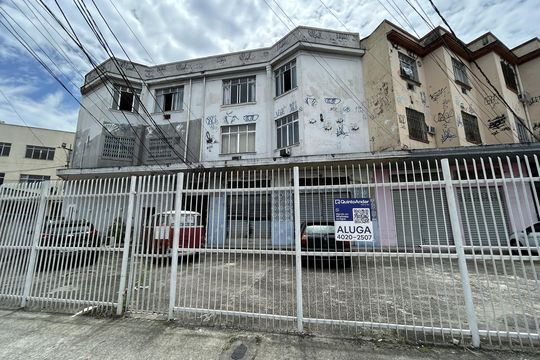 Fachada + placa de apartamento para alugar com 2 quartos, 65m² em Madureira, Rio de Janeiro