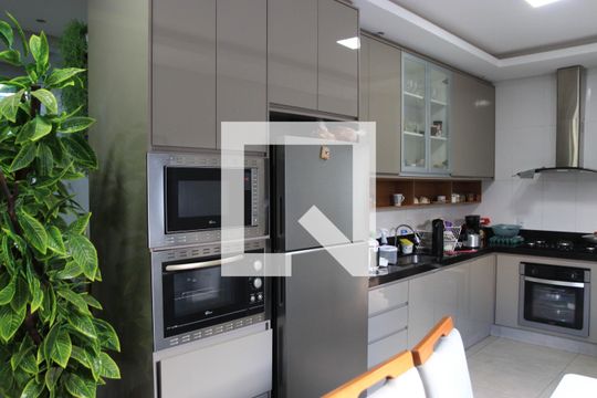 Casa à venda com 3 quartos, 200m² em Jardim das Aroeiras, Goiânia