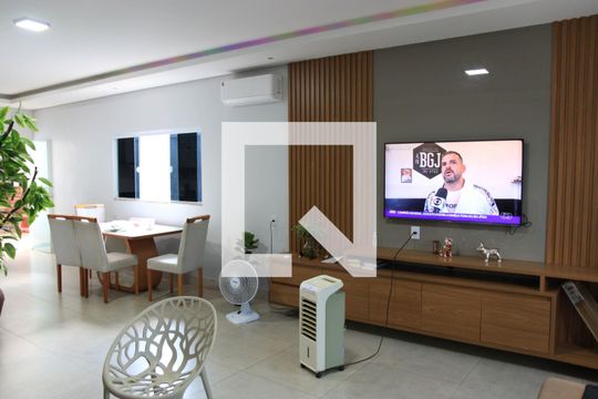 Casa à venda com 3 quartos, 200m² em Jardim das Aroeiras, Goiânia