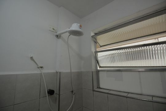 Banheiro de apartamento para alugar com 1 quarto, 50m² em Ponta da Praia, Santos
