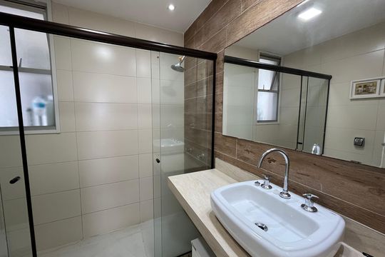 Banheiro de apartamento para alugar com 2 quartos, 100m² em Barra da Tijuca, Rio de Janeiro