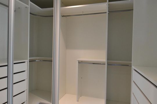 Closet Suíte 4 de casa de condomínio à venda com 4 quartos, 411m² em Campo Comprido, Curitiba