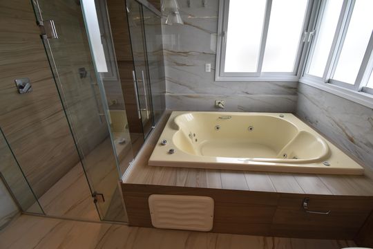 Banheiro Suíte 1 de casa de condomínio à venda com 4 quartos, 411m² em Campo Comprido, Curitiba