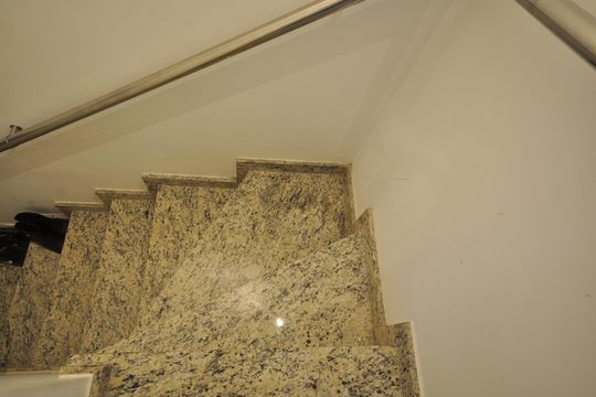 Escada de acesso à garagem de casa de condomínio à venda com 2 quartos, 60m² em Parada Inglesa, São Paulo