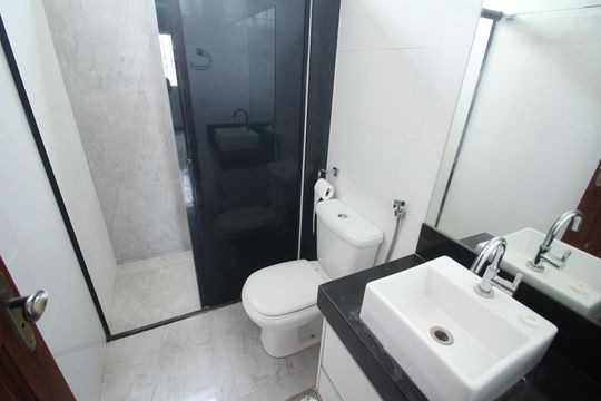Banheiro de apartamento à venda com 2 quartos, 54m² em Jardim Riacho das Pedras, Contagem