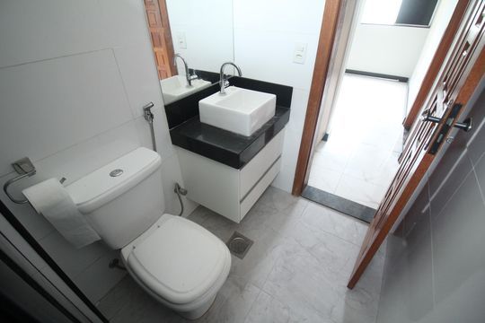 Banheiro de apartamento à venda com 2 quartos, 54m² em Jardim Riacho das Pedras, Contagem