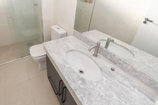 Banheiro  de apartamento à venda com 2 quartos, 55m² em Jardim Santa Izabel, Hortolândia