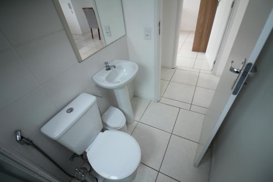 Banheiro de apartamento para alugar com 2 quartos, 68m² em Monte Castelo, Contagem