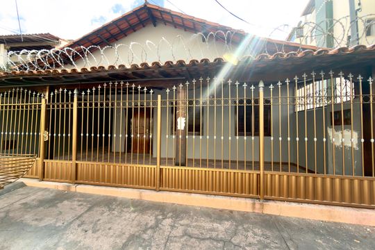 Fachada de casa para alugar com 3 quartos, 120m² em Eldorado, Contagem