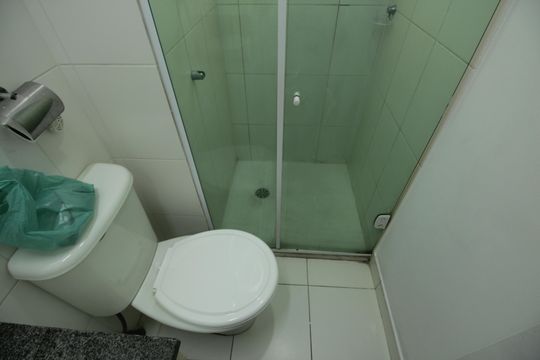 Banheiro da Suíte de apartamento para alugar com 2 quartos, 62m² em Areia Branca, Santos