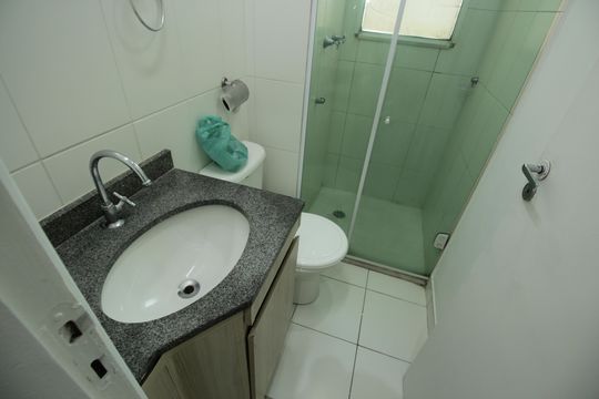Banheiro da Suíte de apartamento para alugar com 2 quartos, 62m² em Areia Branca, Santos
