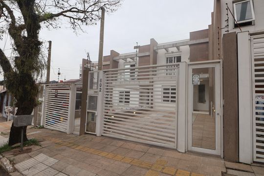 Fachada de casa para alugar com 3 quartos, 80m² em Nossa Senhora das Gracas, Canoas